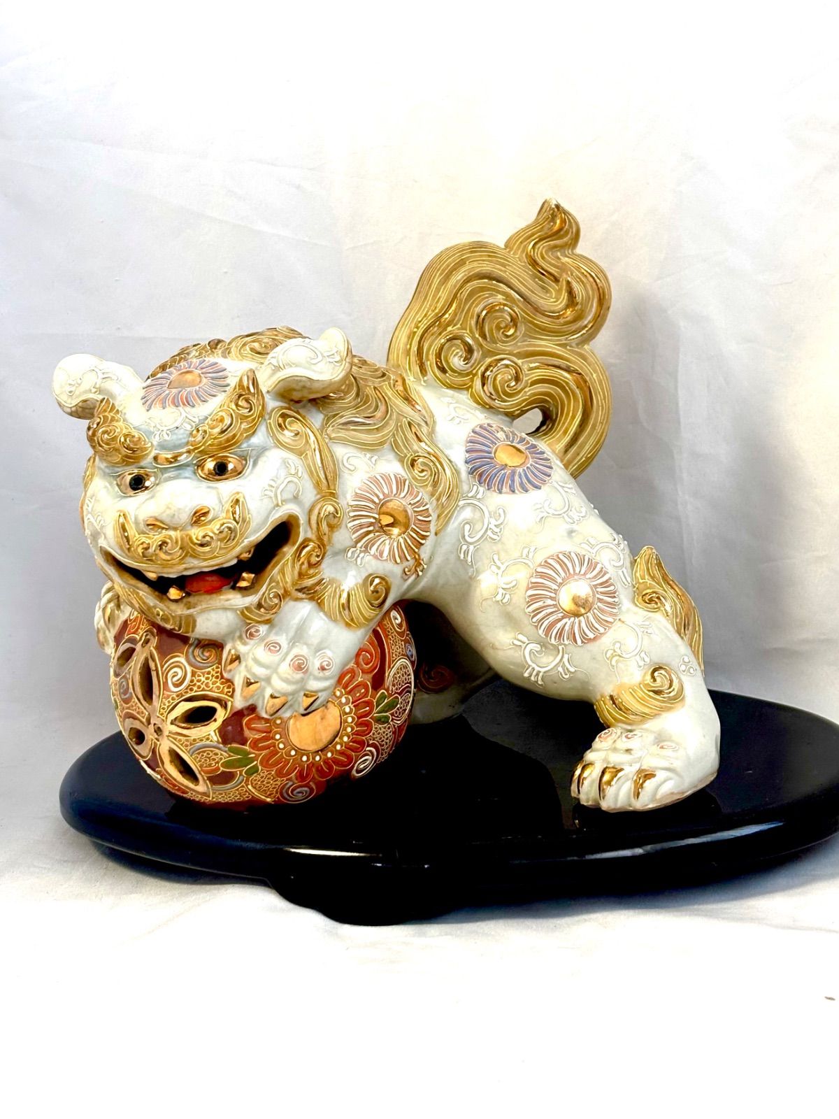 台座付き 九谷焼 玉乗り獅子 白獅子 金彩 置物 縁起物 魔除け 高さ約20