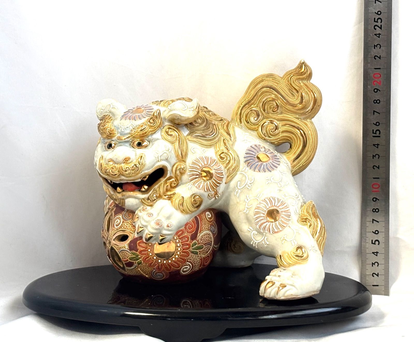 台座付き 九谷焼 玉乗り獅子 白獅子 金彩 置物 縁起物 魔除け 高さ約20
