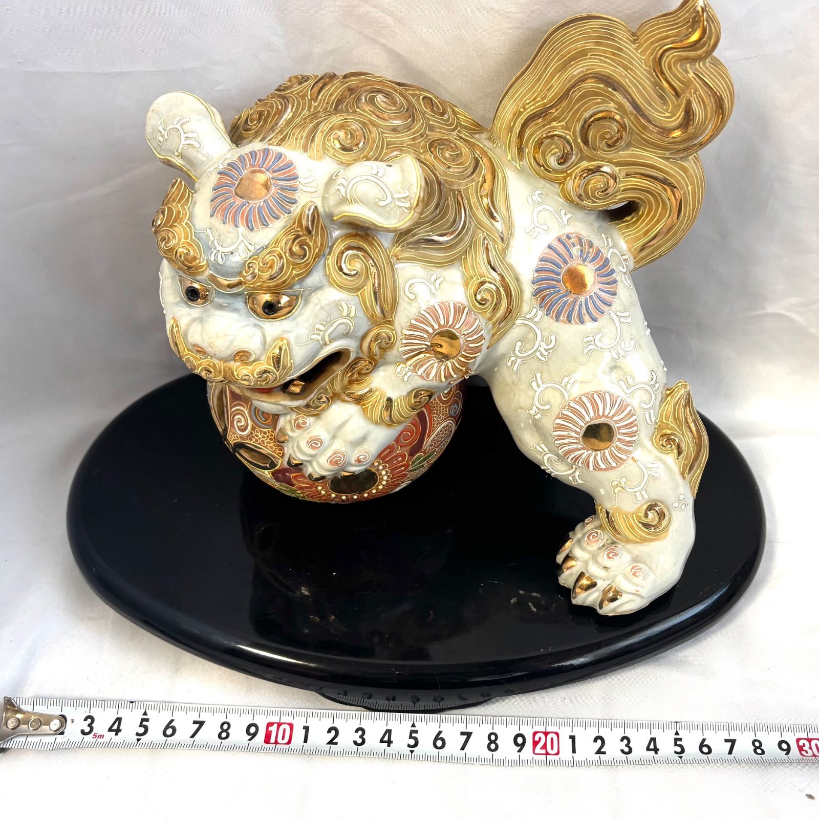 九谷焼 玉乗り獅子　置物 金彩 縁起物 飾り物　台座つき 台座付き 九谷焼 玉乗り獅子 白獅子 金彩 置物 縁起物 魔除け 高さ約20