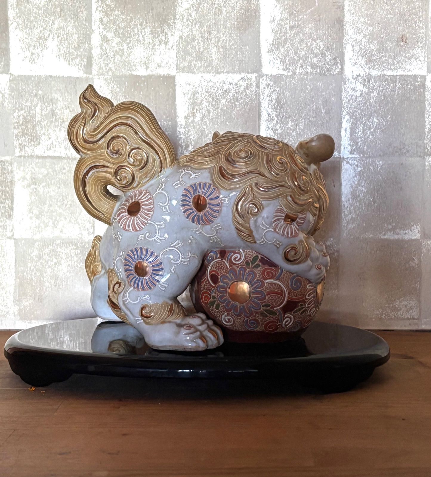 台座付き 九谷焼 玉乗り獅子 白獅子 金彩 置物 縁起物 魔除け 高さ約20