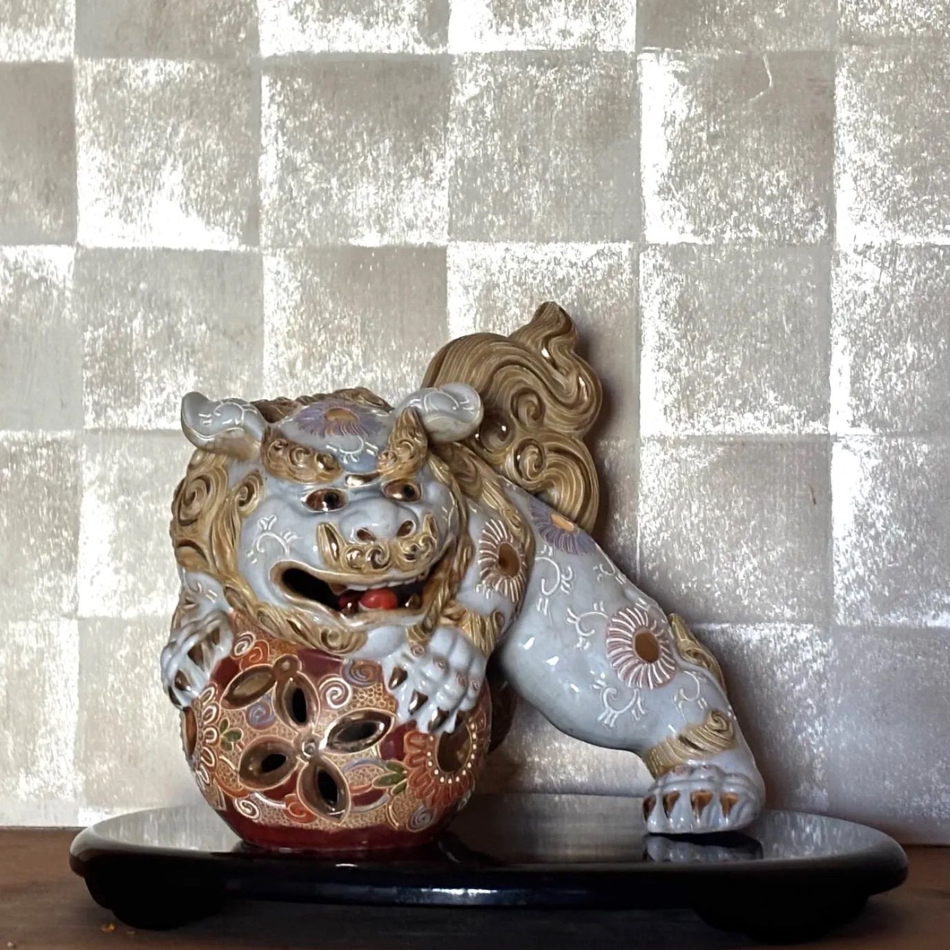 台座付き 九谷焼 玉乗り獅子 白獅子 金彩 置物 縁起物 魔除け 高さ約20