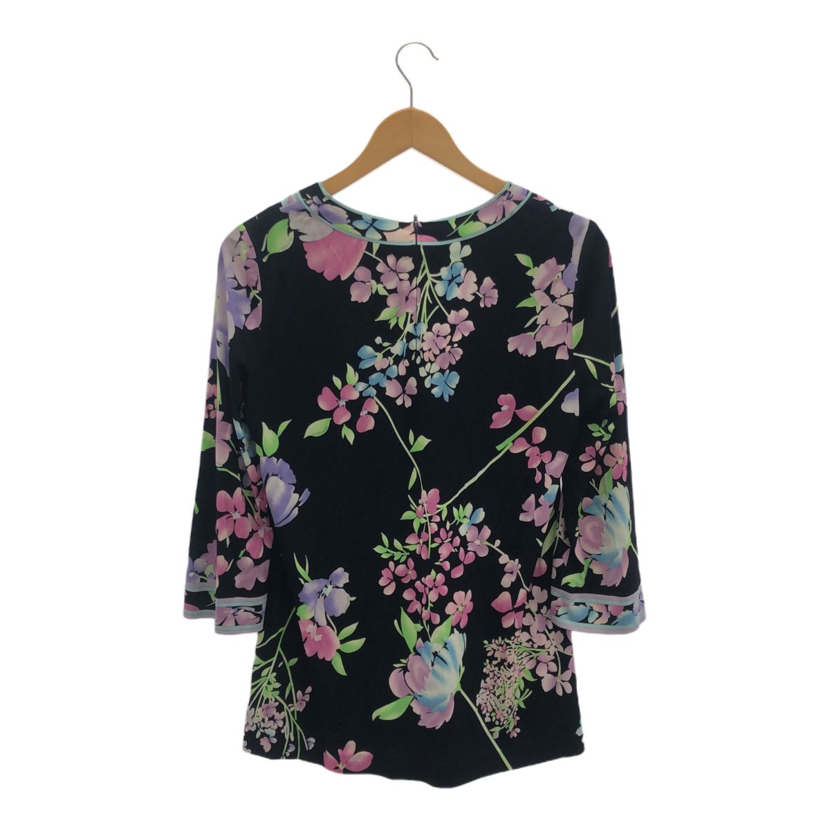 レオナール　チュニック　黒地に花柄 LEONARD レオナール Vネックチュニックワンピース ブラウス 花柄 上品