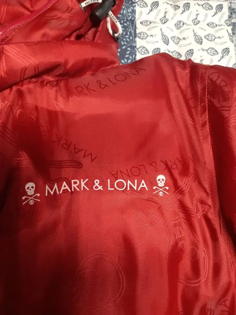 MARK-LONA マークアンドロナ レッド WHO フード 軽量 ダウン ウィンドブレーカー 90