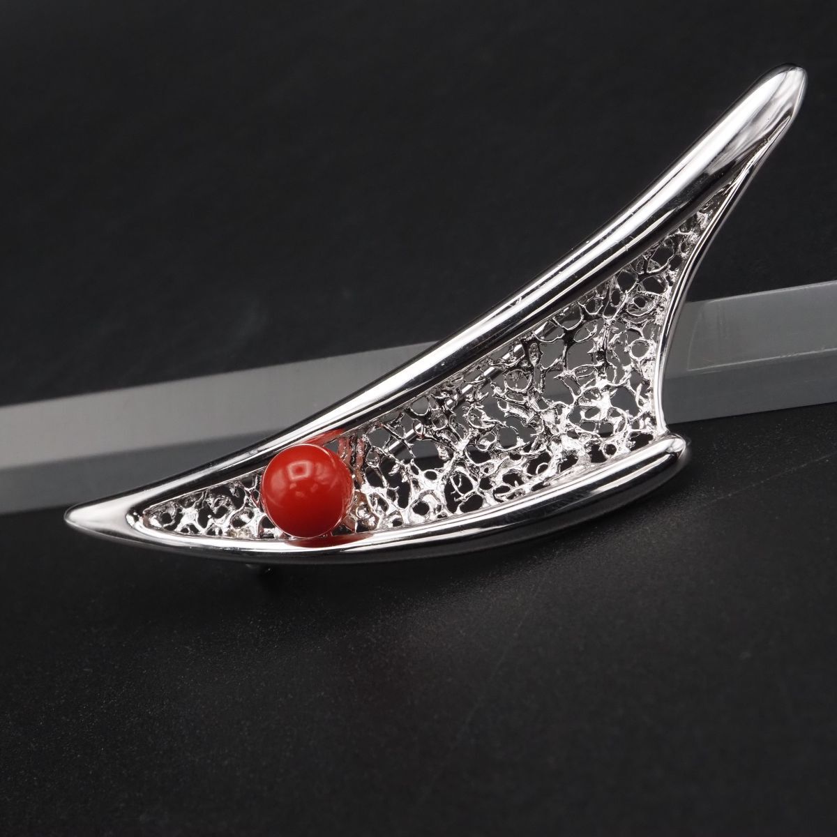 J363 赤珊瑚 サンゴ 6.8mm珠 パール SILVER刻印 ブローチ 透かし彫り