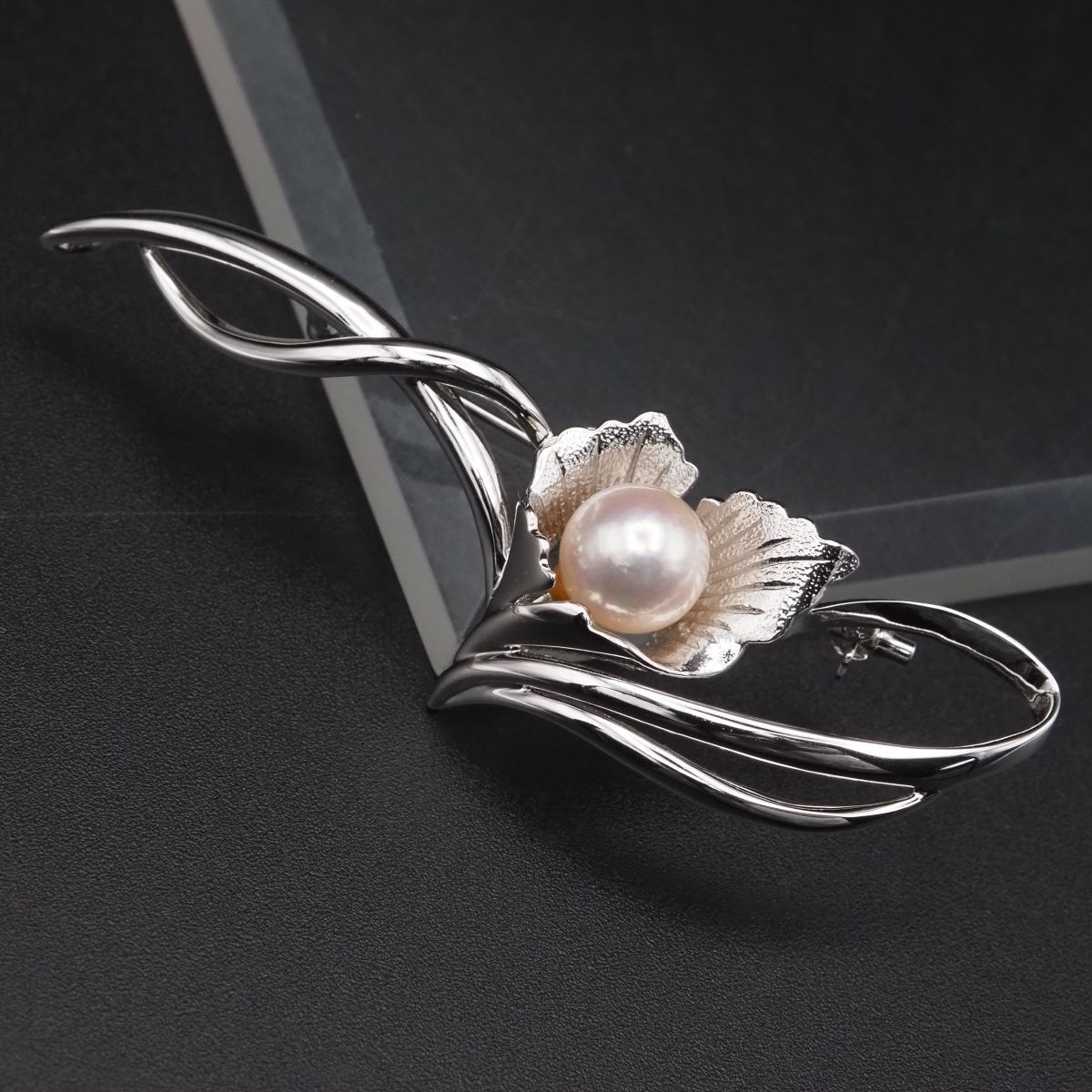 J 362 本真珠 9 2 mm珠 パール SILVER刻印 ブローチ フラワー デザイン シルバー コサージュ 誕生石