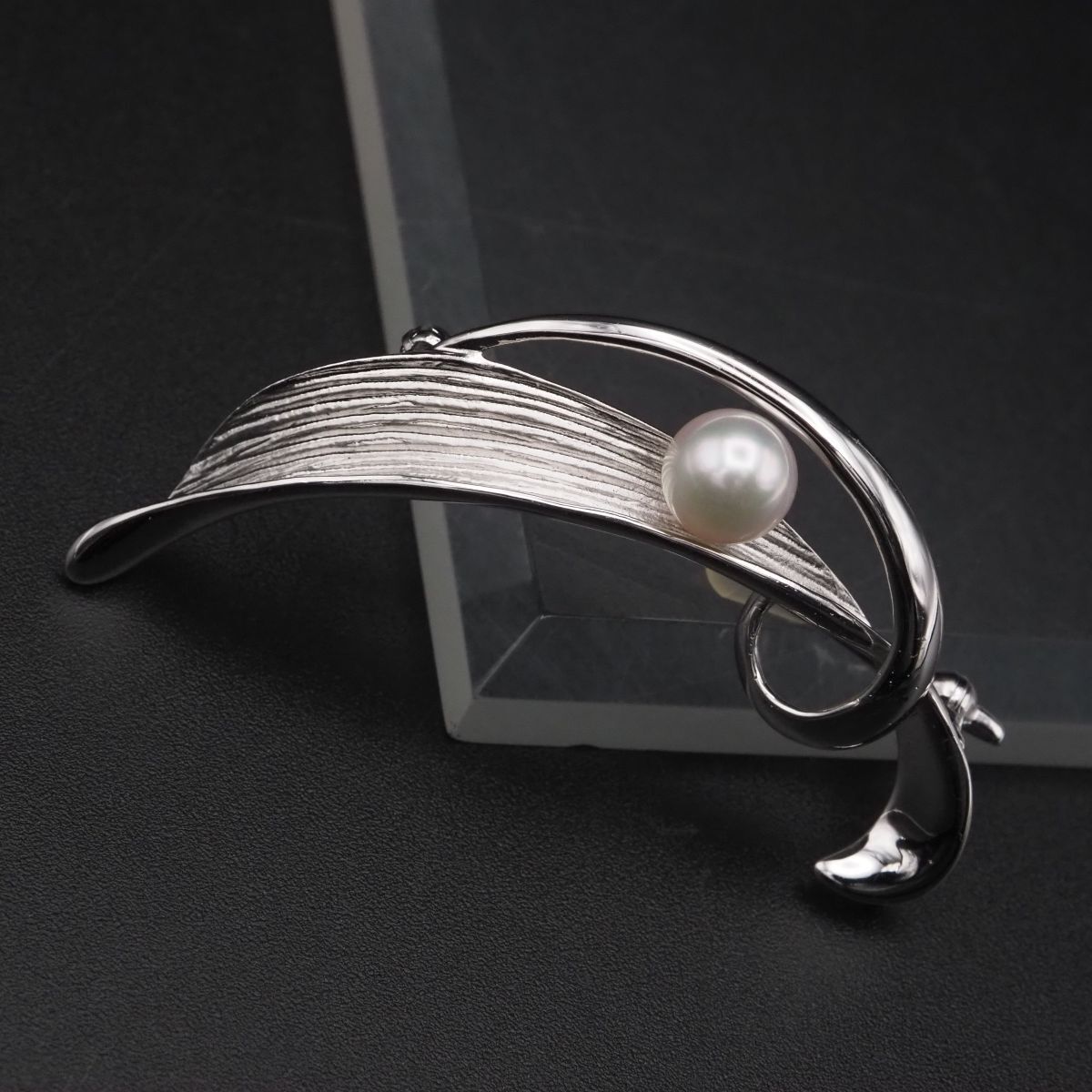 J 332 本真珠 7 mm珠 パール SILVER刻印 ブローチ デザイン シルバー コサージュ 誕生石