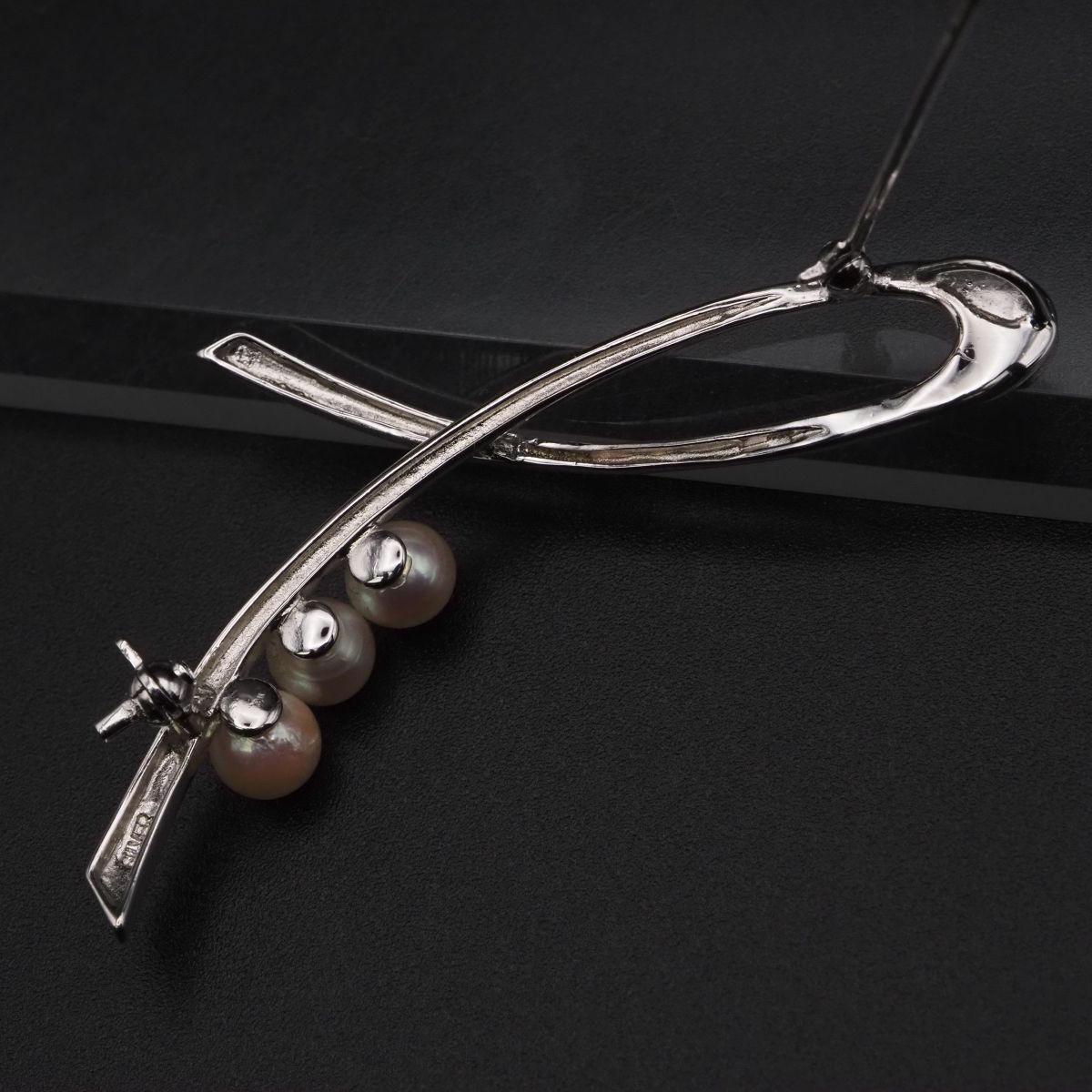 J 301 本真珠 6.1 mm 3珠 パール SILVER刻印 ブローチ デザイン シルバー コサージュ 誕生石