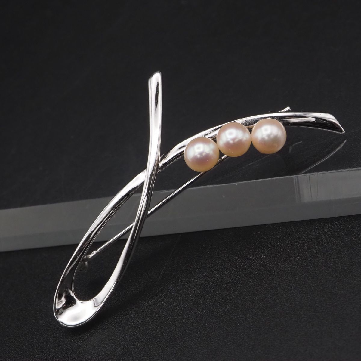 J 301 本真珠 6.1 mm 3珠 パール SILVER刻印 ブローチ デザイン シルバー コサージュ 誕生石