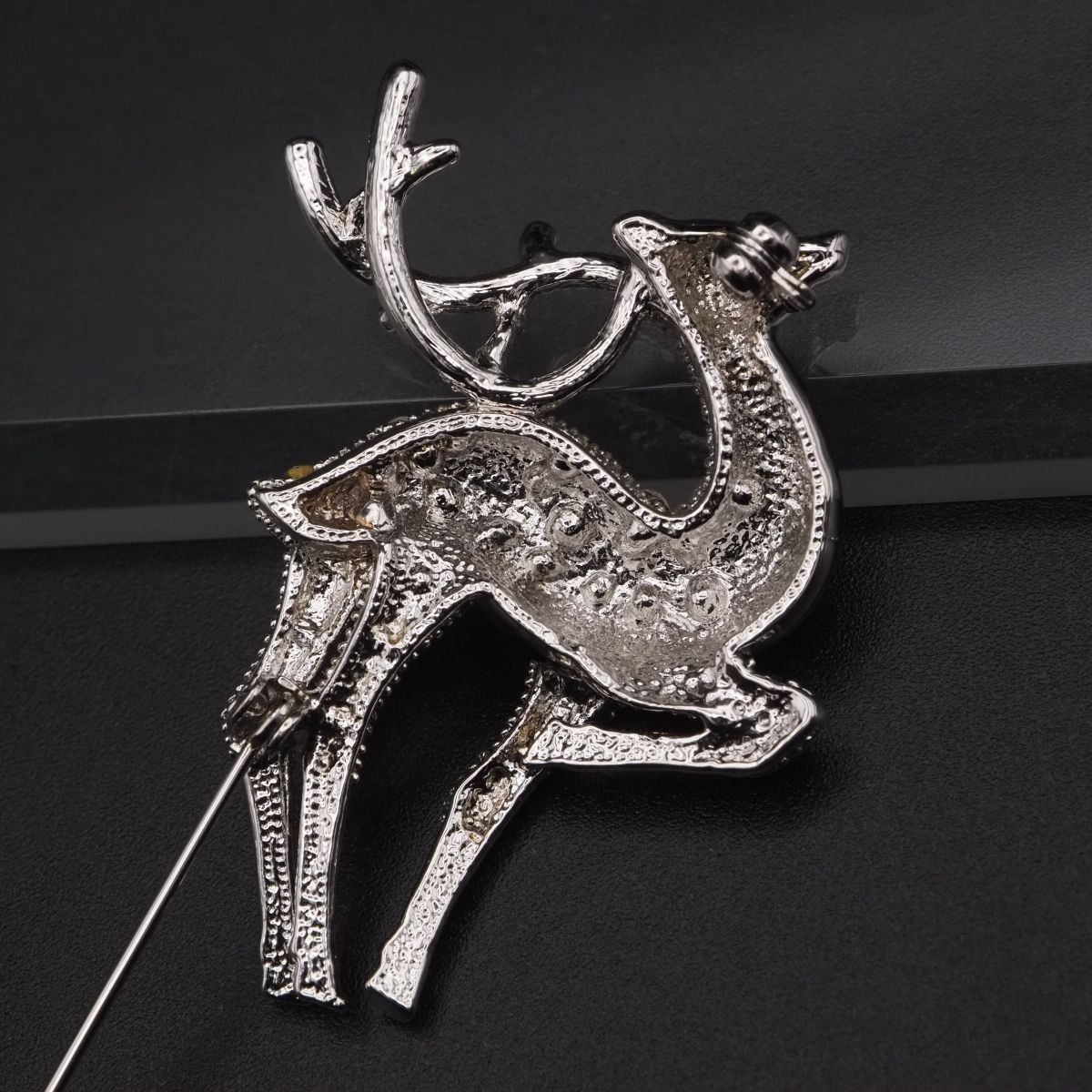 J286 ブローチ 鹿 シカ ダイヤモンド風 ブラックエナメル デザイン