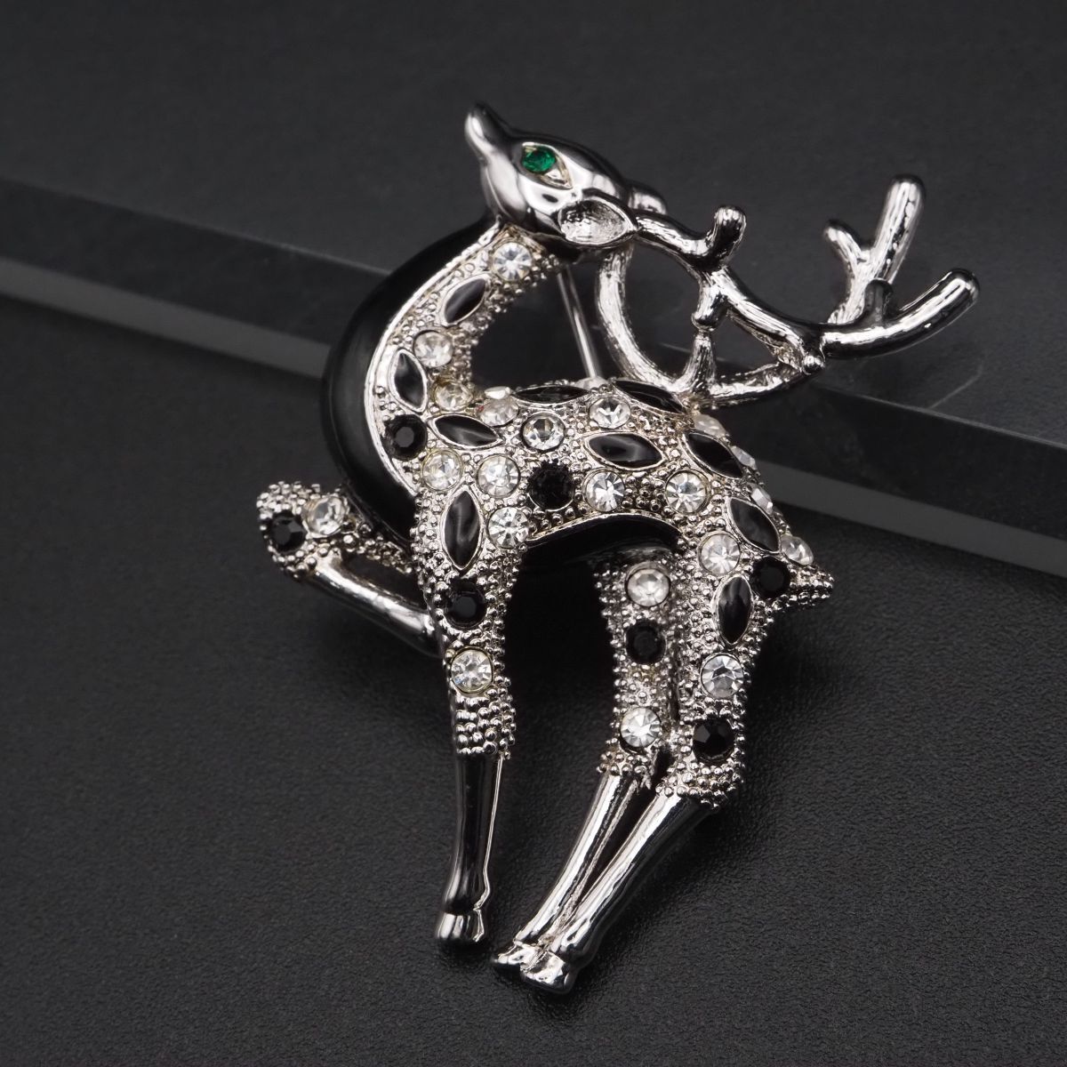 J286 ブローチ 鹿 シカ ダイヤモンド風 ブラックエナメル デザイン