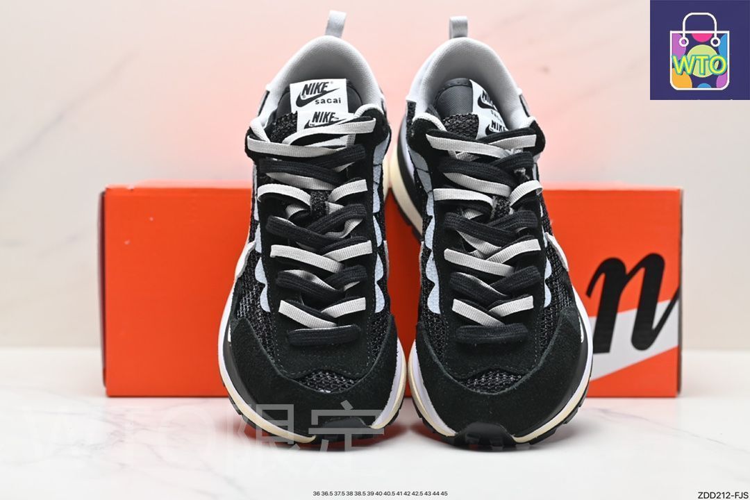 サカイ × ナイキ ヴェイパー ワッフル ブラックアンドホワイト CV1363