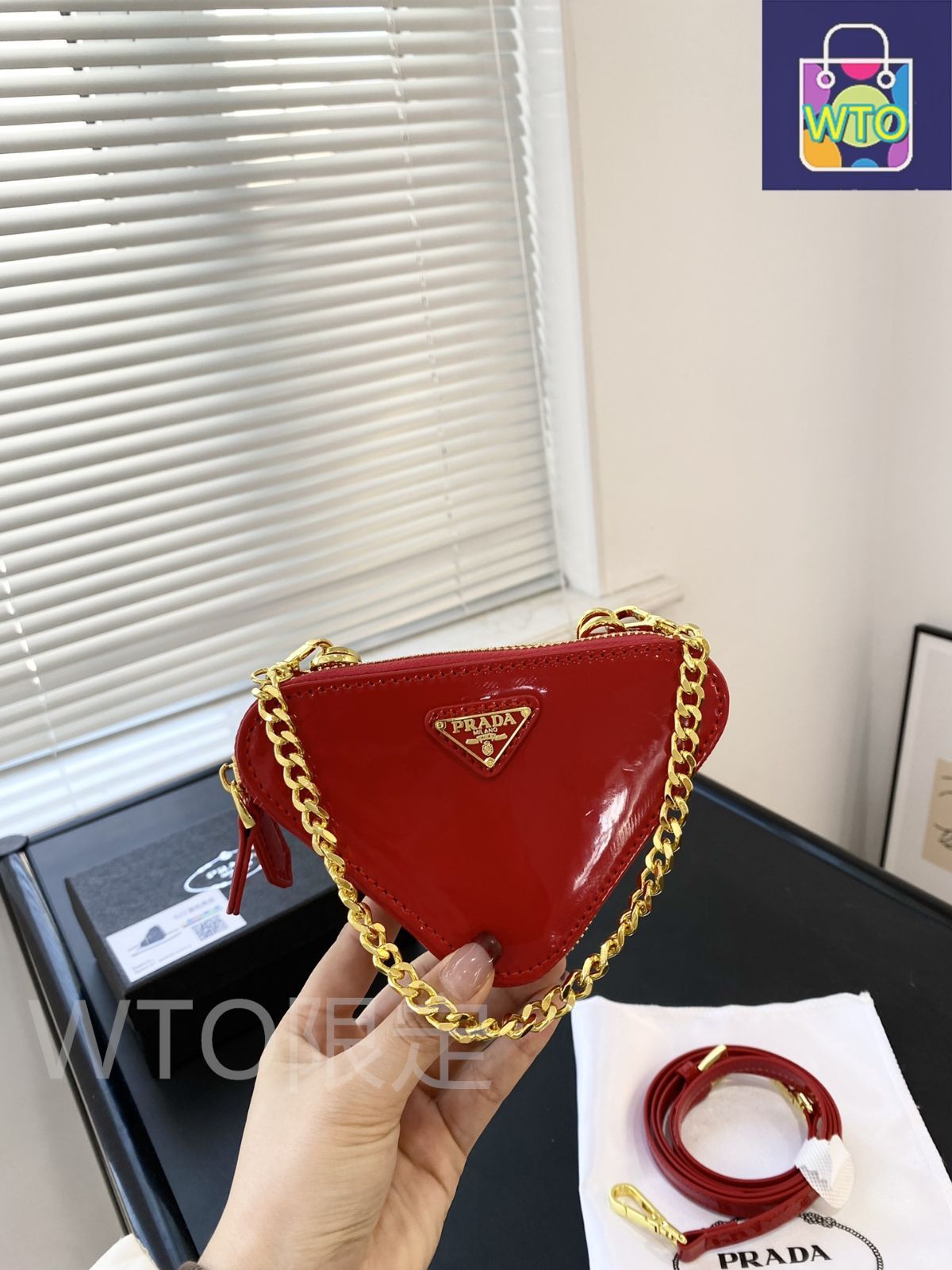 PRADA プラダ 三角リップバッグ（ボックス付き） - メルカリ