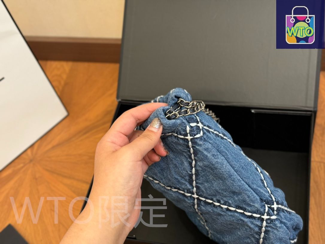 シャネルCHANELのショッピングバッグには、財布、キーバッグ、小銭入れ