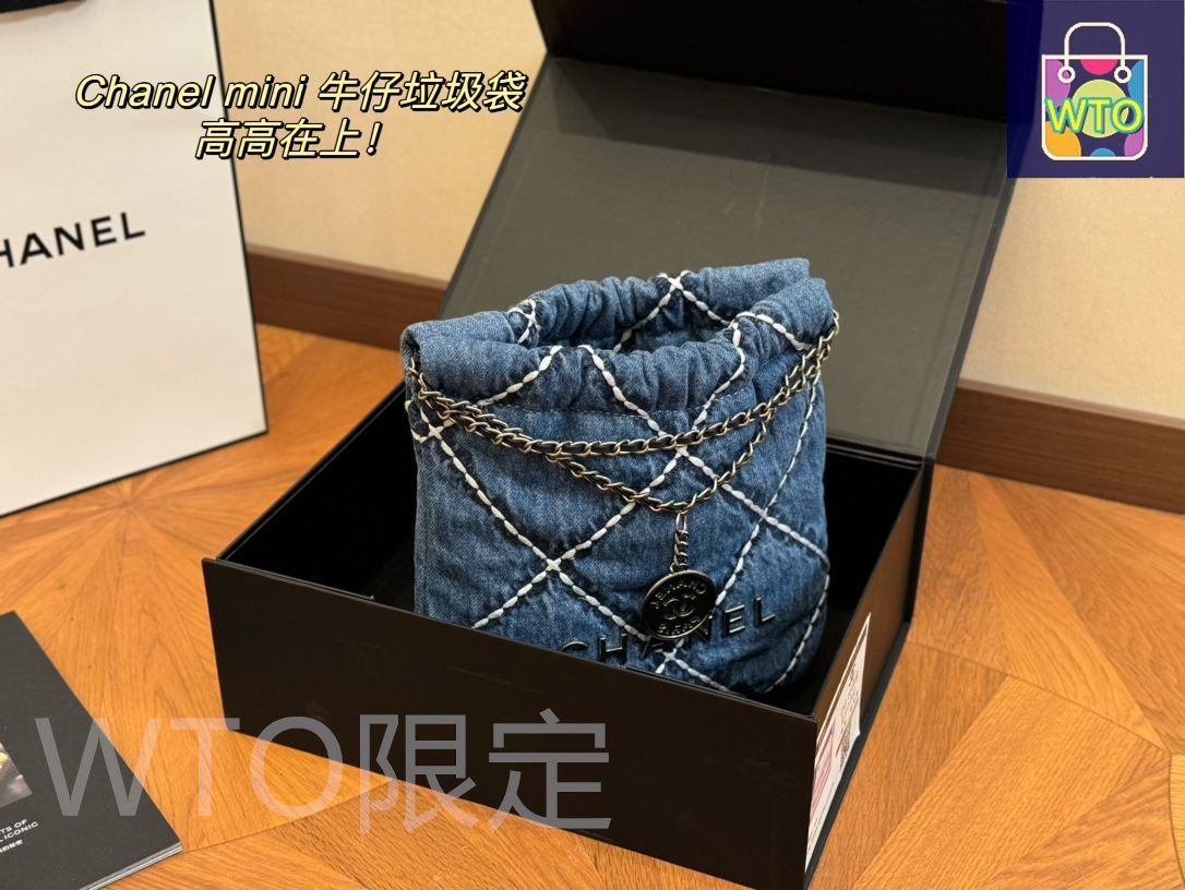 シャネルCHANELのショッピングバッグには、財布、キーバッグ、小銭入れ