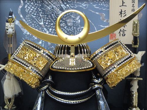 コンパクト 端午の節句五月人形 兜飾り 間口３３ｃｍ奥行き２３ｃｍ高さ３０ｃｍ ケース外寸 8号金上杉兜ケース飾り