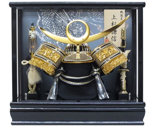 コンパクト 端午の節句五月人形 兜飾り 間口３３ｃｍ奥行き２３ｃｍ高さ３０ｃｍ ケース外寸 8号金上杉兜ケース飾り
