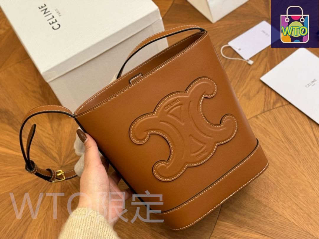 セリーヌ スモール バケット キュイル トリオンフ ショルダーバッグ