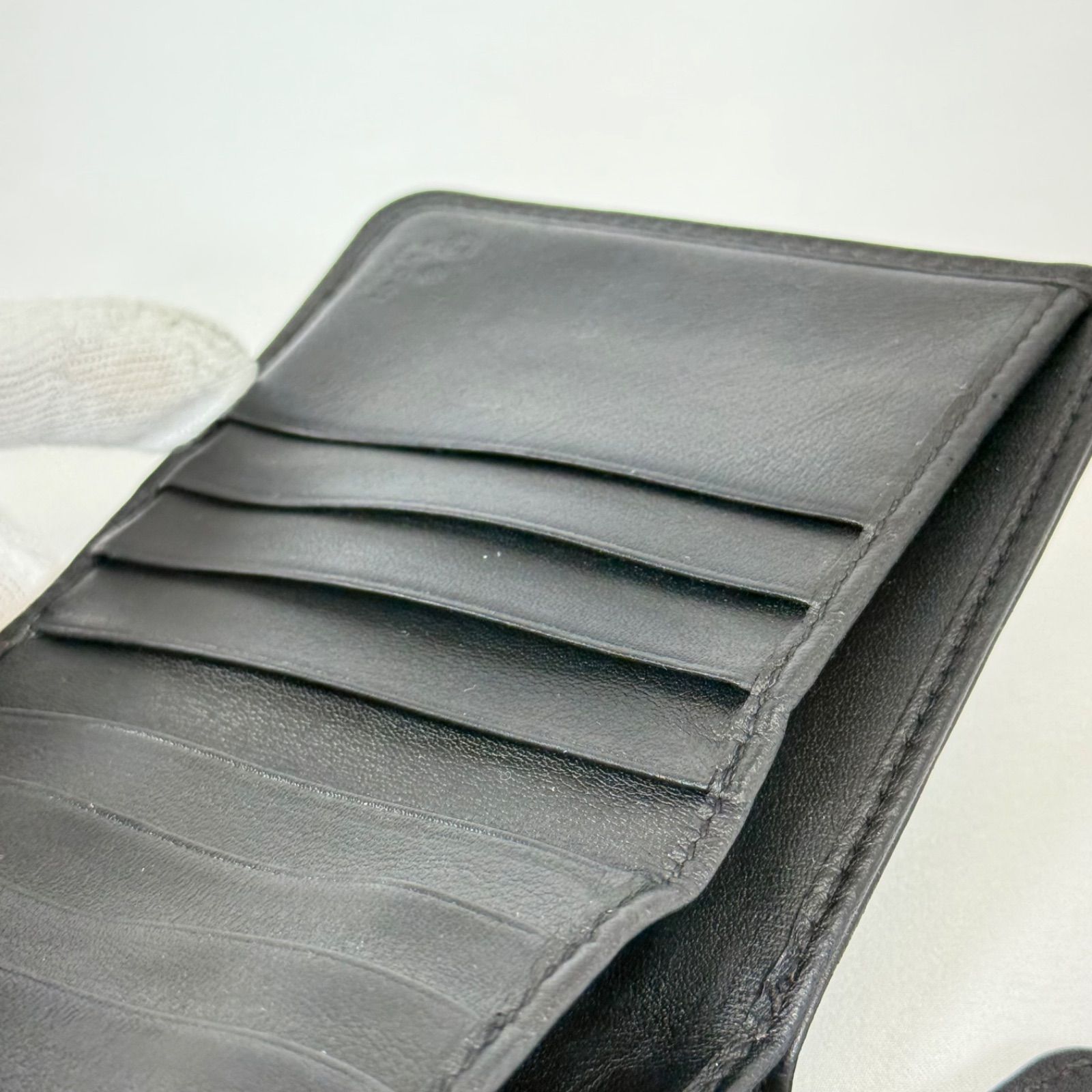 【人気・美品】Gucci グッチ マイクロ シマ ラウンドジップ コンパクト ウォレット 二つ折り 財布 449395 ブラック 黒色 レザー 本革 箱付き ゴールド金具 金色 メンズ レディース ユニセックス