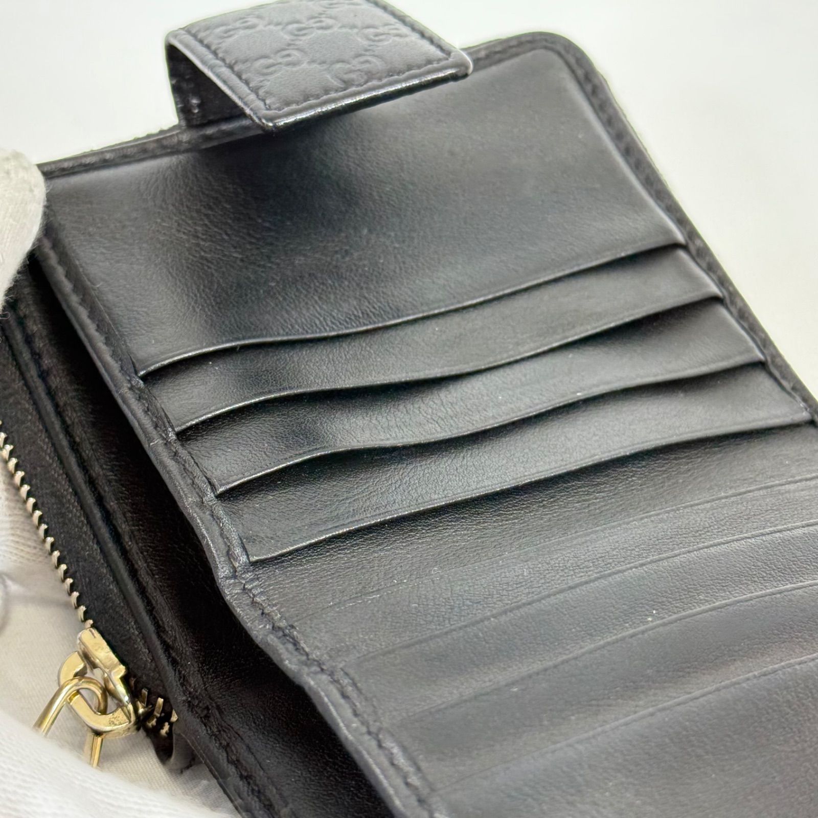 【人気・美品】Gucci グッチ マイクロ シマ ラウンドジップ コンパクト ウォレット 二つ折り 財布 449395 ブラック 黒色 レザー 本革 箱付き ゴールド金具 金色 メンズ レディース ユニセックス