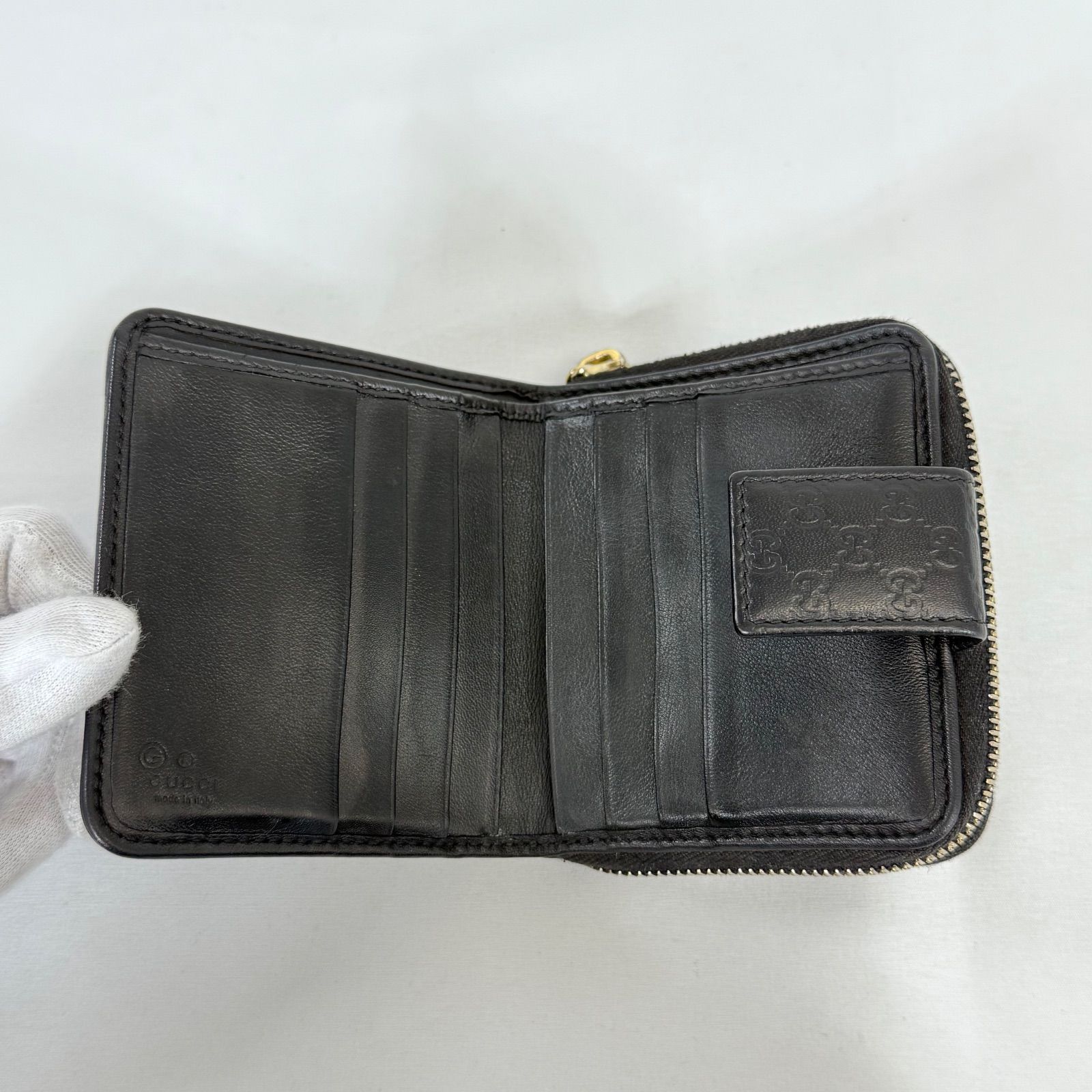 【人気・美品】Gucci グッチ マイクロ シマ ラウンドジップ コンパクト ウォレット 二つ折り 財布 449395 ブラック 黒色 レザー 本革 箱付き ゴールド金具 金色 メンズ レディース ユニセックス