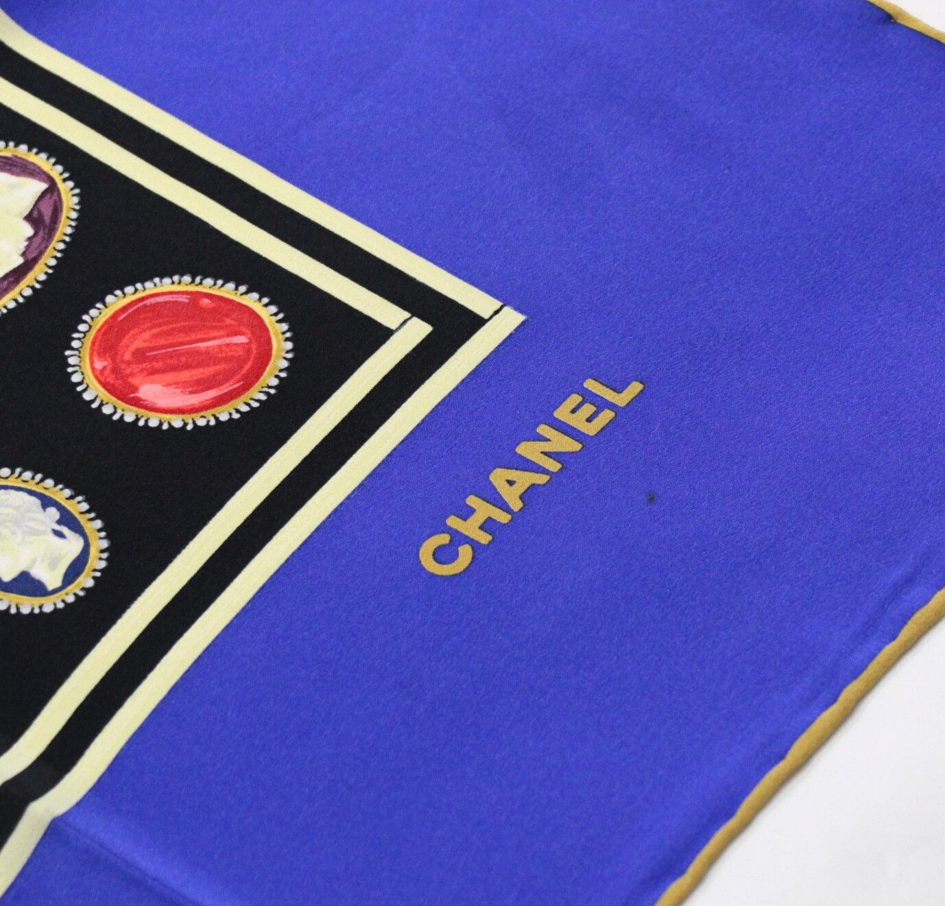 CHANEL シャネル　ヴィンテージ　カラーストーン　チェーン　シルクスカーフ CHANEL シャネル シルクスカーフ チェーン チャーム 大判 【公式通販】