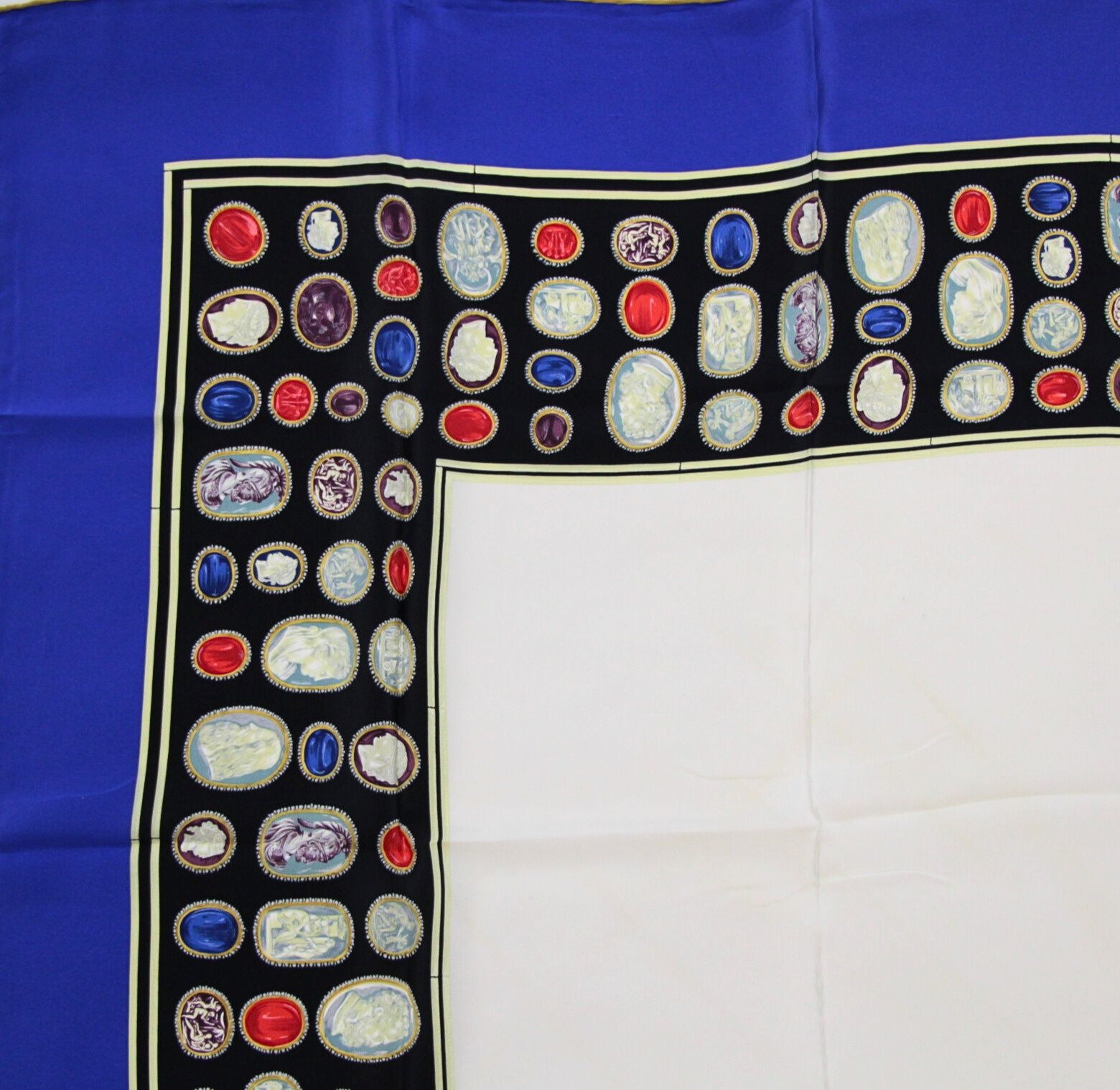 CHANEL シャネル　ヴィンテージ　カラーストーン　チェーン　シルクスカーフ CHANEL シャネル 大判 ヴィンテージチェーン柄 スカーフ シルク