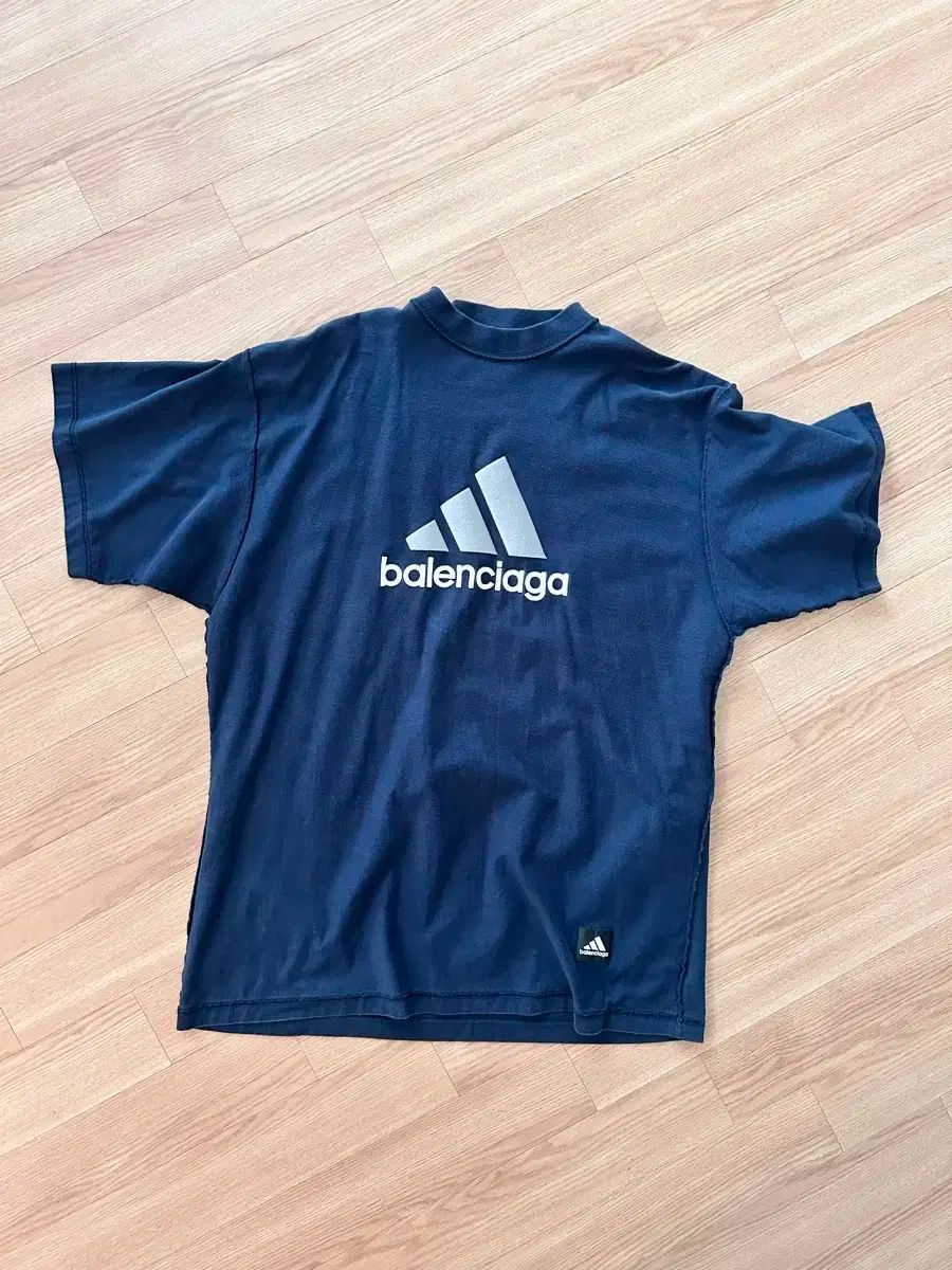 バレンシアガ x アディダス オーバーサイズ Tシャツ ネイビー ブルー