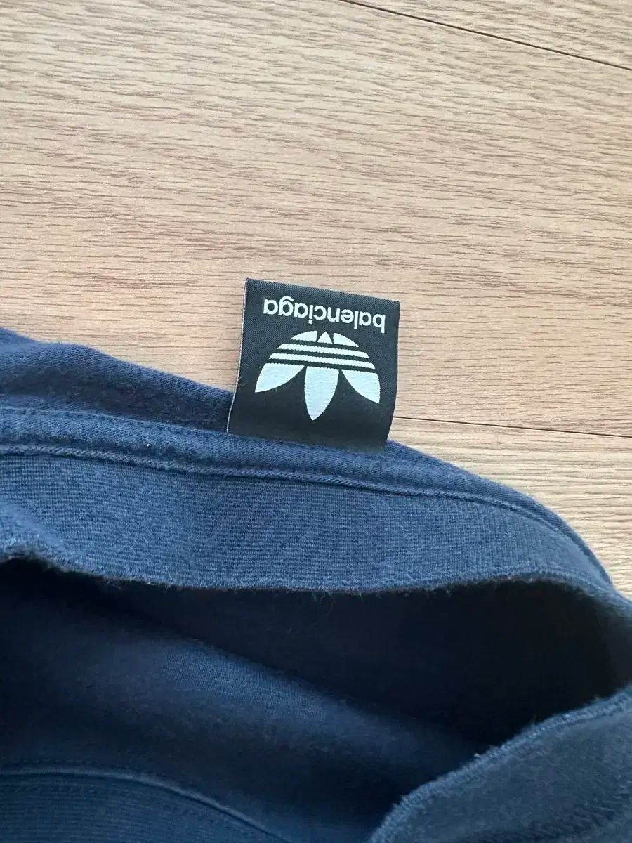 バレンシアガ x アディダス オーバーサイズ Tシャツ ネイビー ブルー