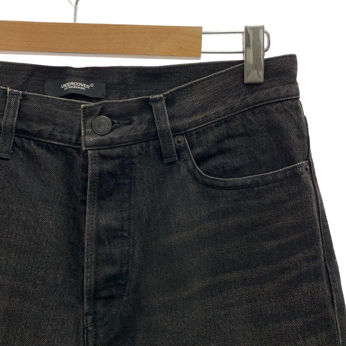 UNDER COVER | アンダーカバー 2025 AW ドリップビーズ 装飾 レザーロゴパッチ セルビッチ ブラックデニム パンツ 1 チャコールグレー系 メンズ