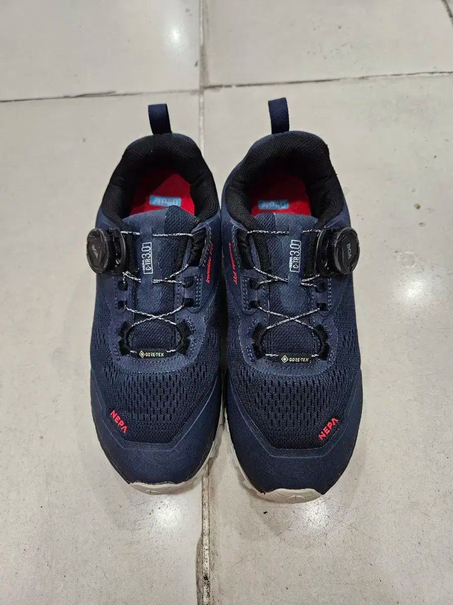 ネパ トレッキングシューズ 235