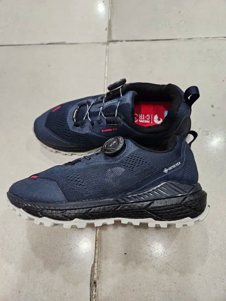 ネパ トレッキングシューズ 235