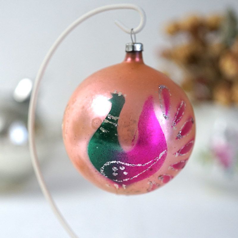 シンプルな構造だからこそ、フレームに用いた無垢材の質感が際立つ