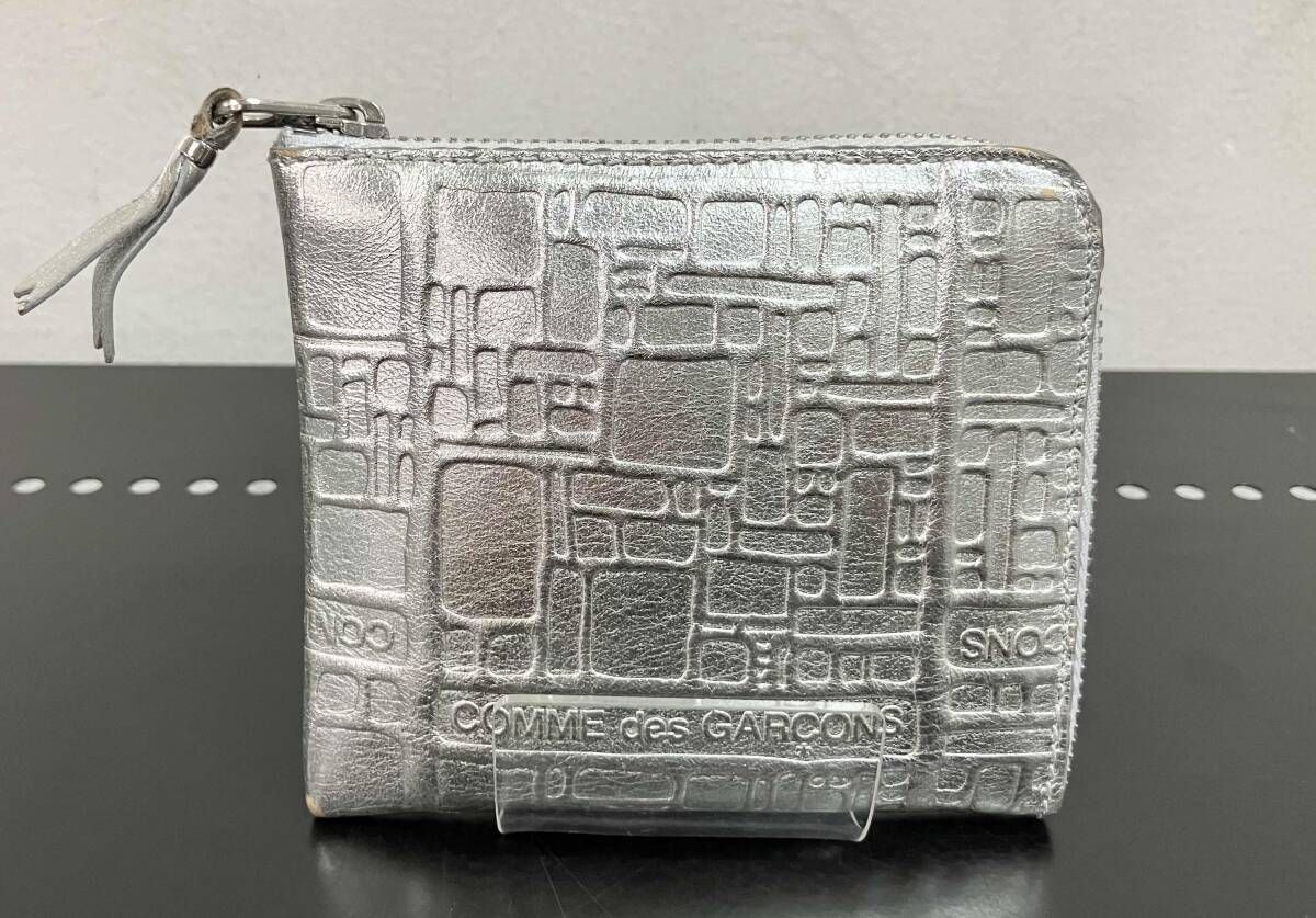 COMME des GARCONS コムデギャルソン silver シルバーエンボスロゴタイプ2 二つ折り財布 モード スペイン製 色剥げあり