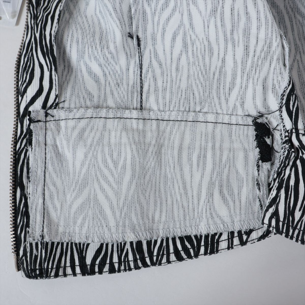 ヴェルサーチゼブラ柄 メデューサ刺繍 ノースリーブベスト VERSACE ヴェルサーチ ベスト コットン ゼブラ柄 10 ノースリーブ