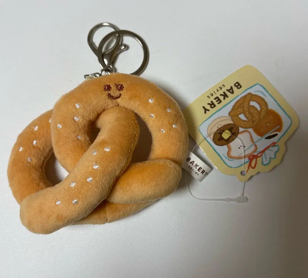 ベーカリーシリーズ プレッツェルキーホルダーぬいぐるみ - メルカリ