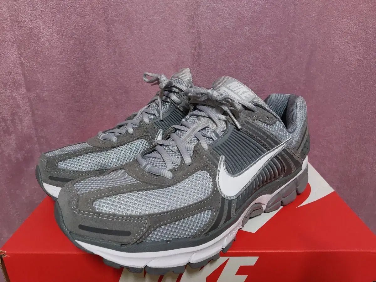 ナイキ ズーム ボメロ 5 ほぼ クール グレー 275