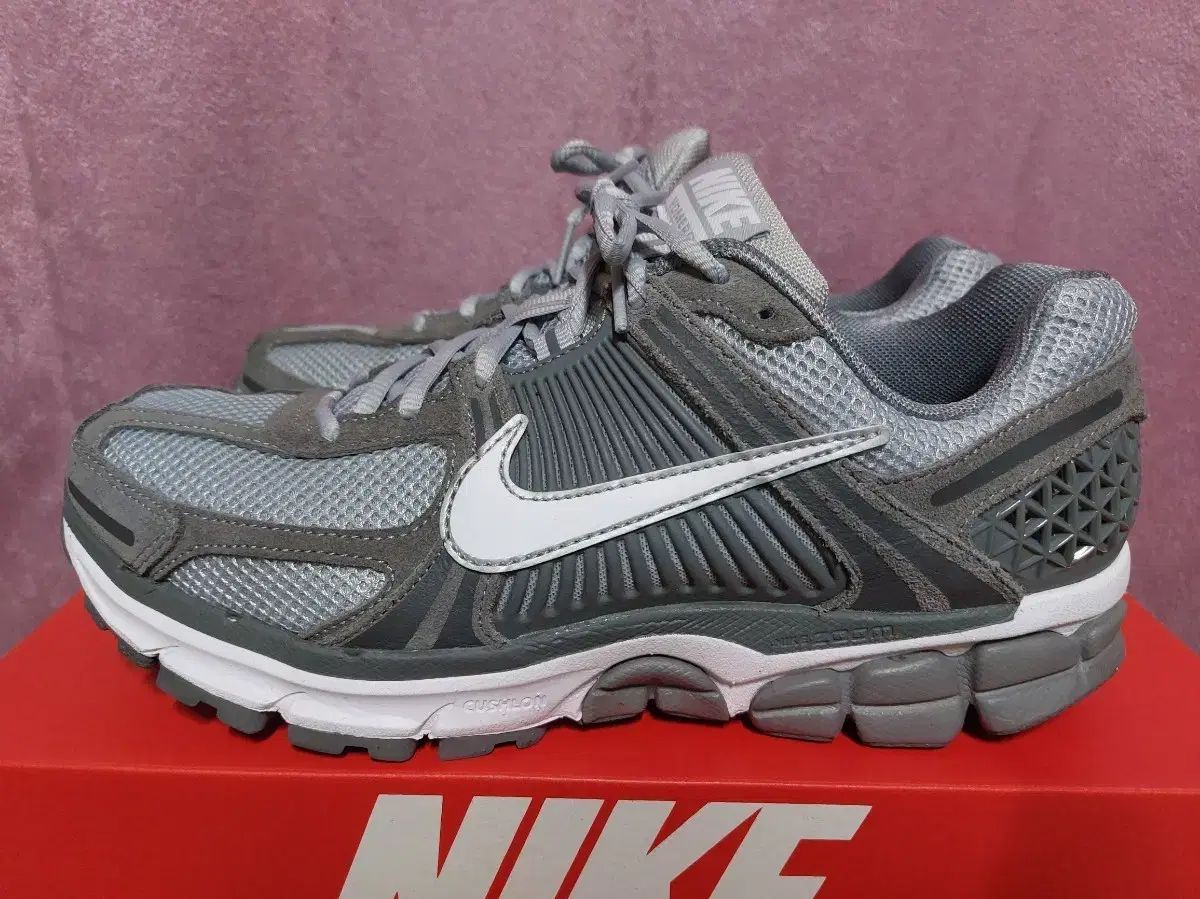 ナイキ ズーム ボメロ 5 ほぼ クール グレー 275