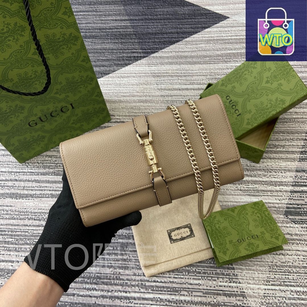 GUCCIの新しい長財布は、洗練されたチェーンテープデザインを採用し