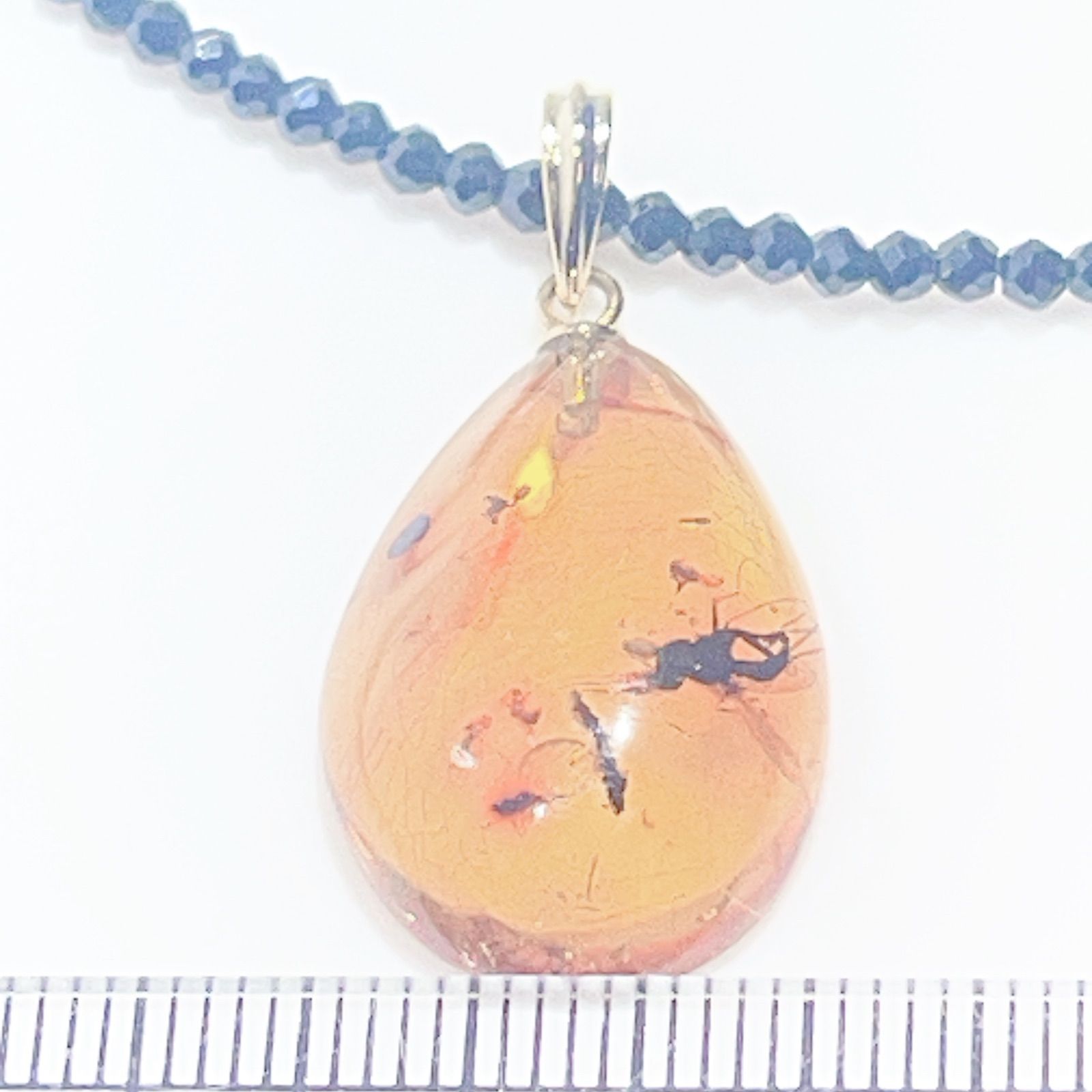 琥珀ペンダント虫入りブラックスピネルネックレスNO 25-2406