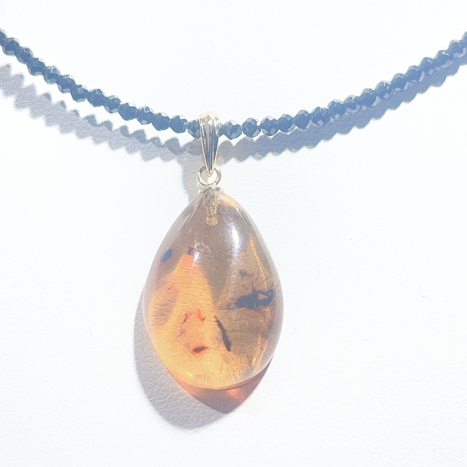 琥珀ペンダント虫入りブラックスピネルネックレスNO 25 2406