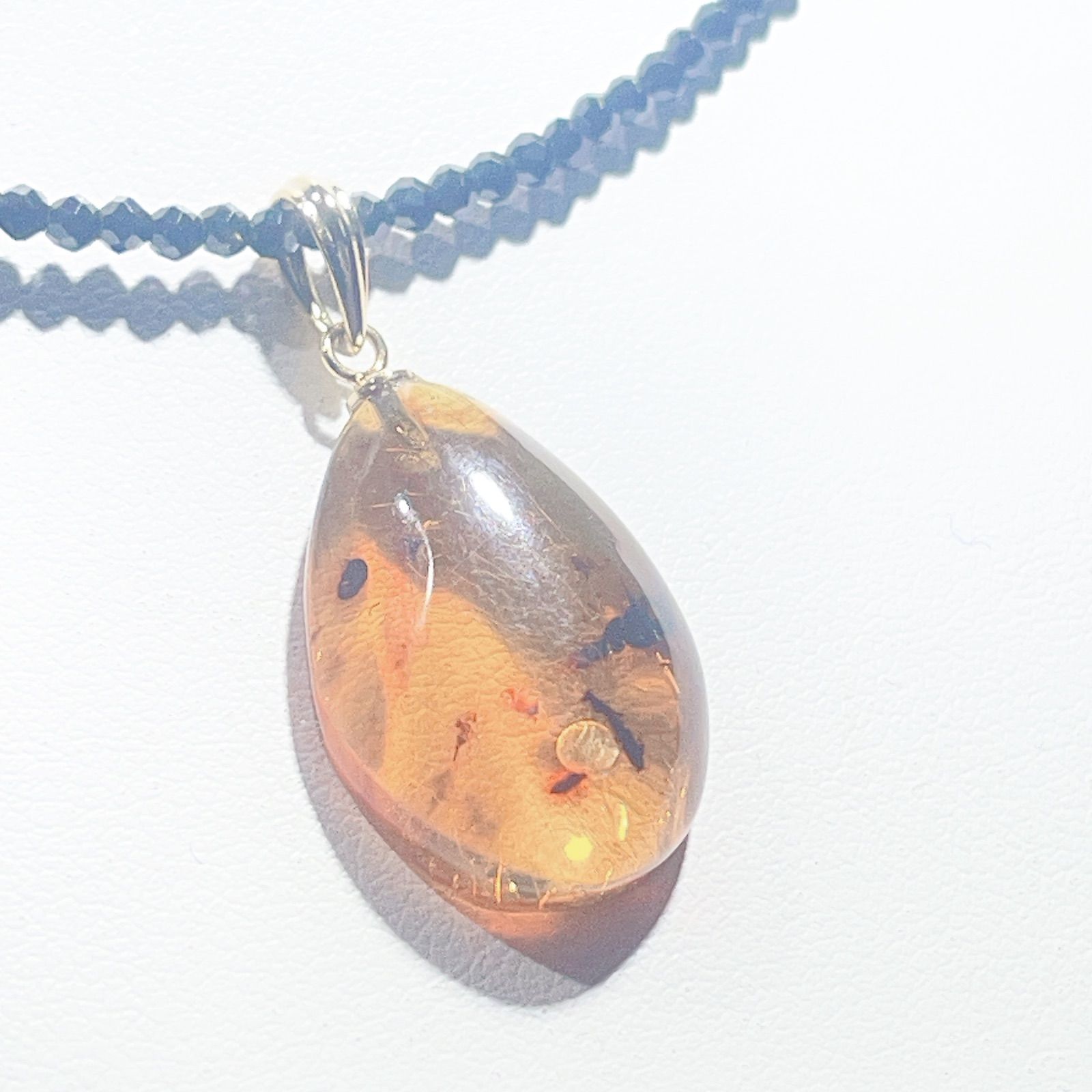 琥珀ペンダント虫入りブラックスピネルネックレスNO