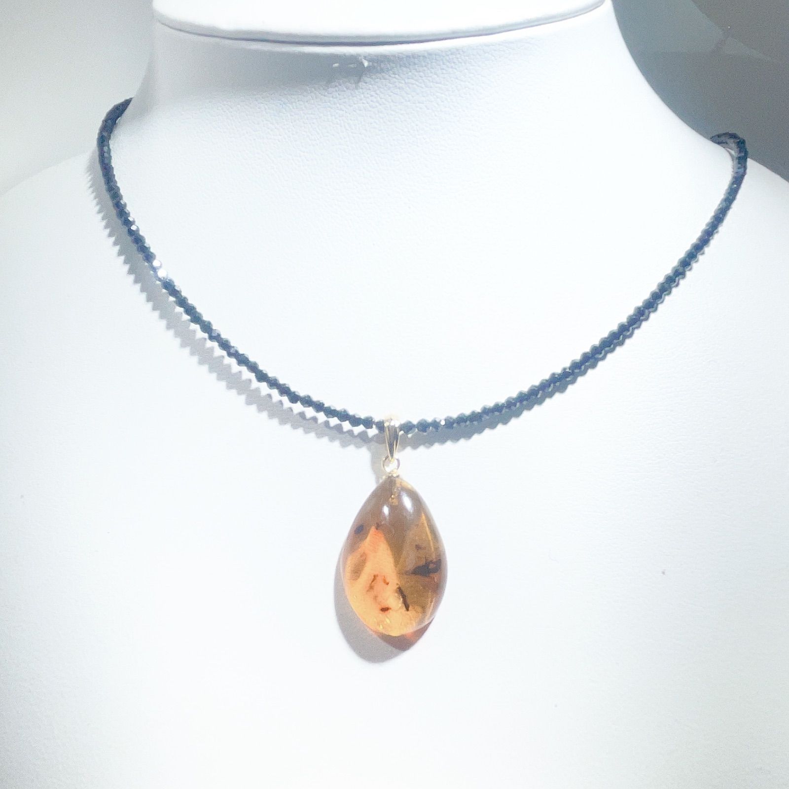 琥珀ペンダント虫入りブラックスピネルネックレスNO 25-2406