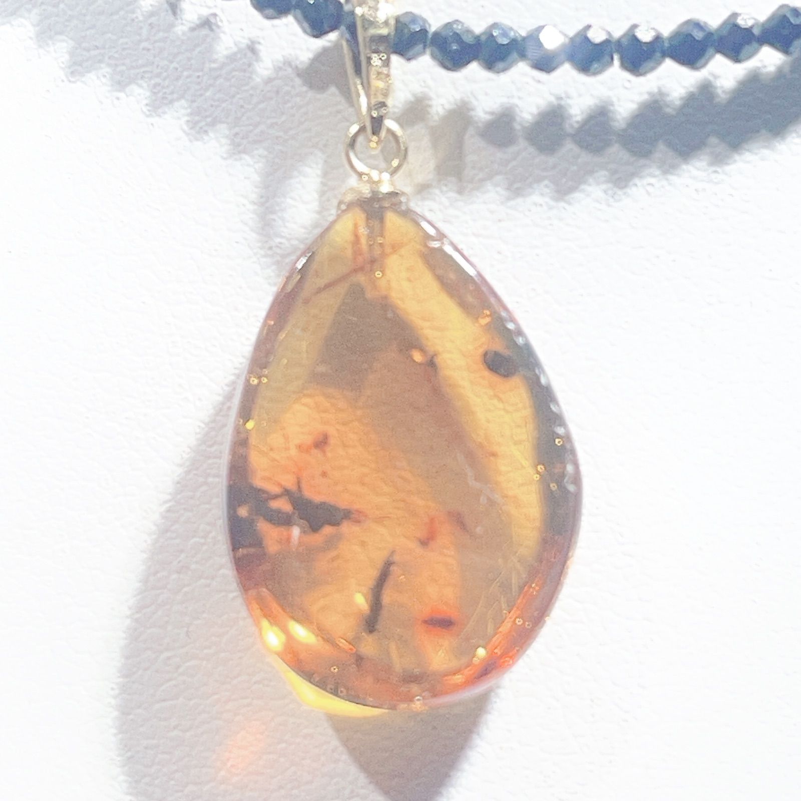 琥珀ペンダント虫入りブラックスピネルネックレスNO 25-2406