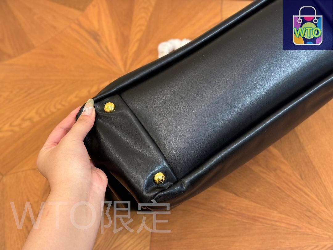 PRADAプラダの非常に質感のあるブラックショルダーバッグ｜本日限定