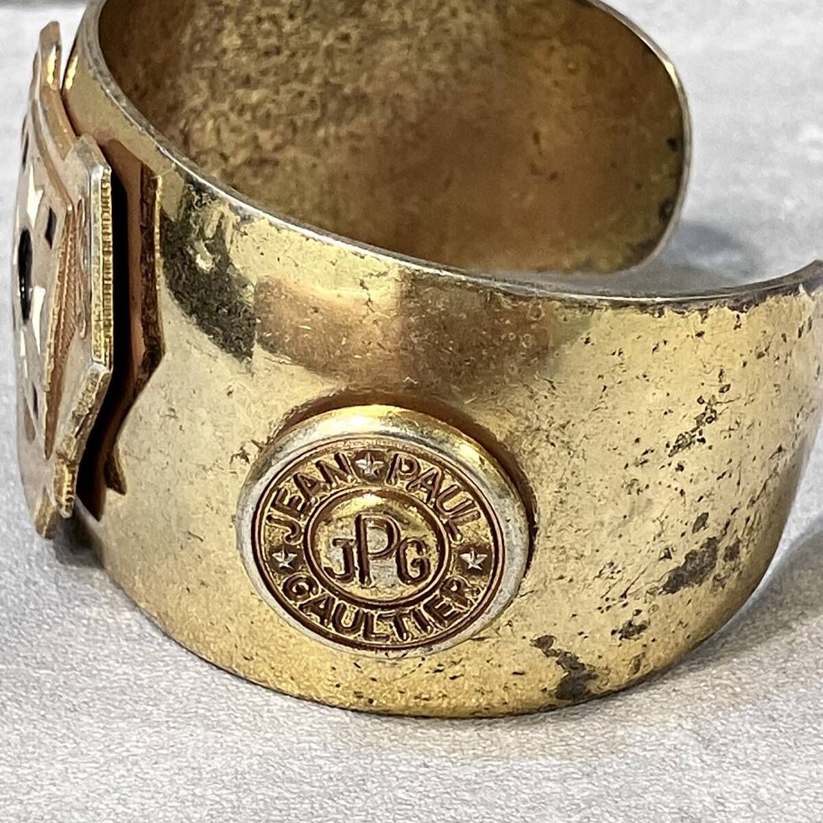 Jean Paul GAULTIER 装飾ゴールドバングル ゴールド ホワイト ブラック ジャンポールゴルチエ