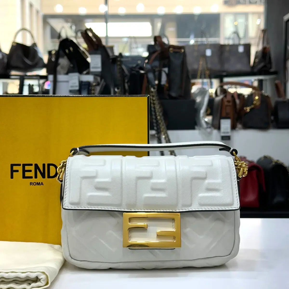 フェンディ FF バゲット ミニ チェーンバッグ 白 8 BS 017