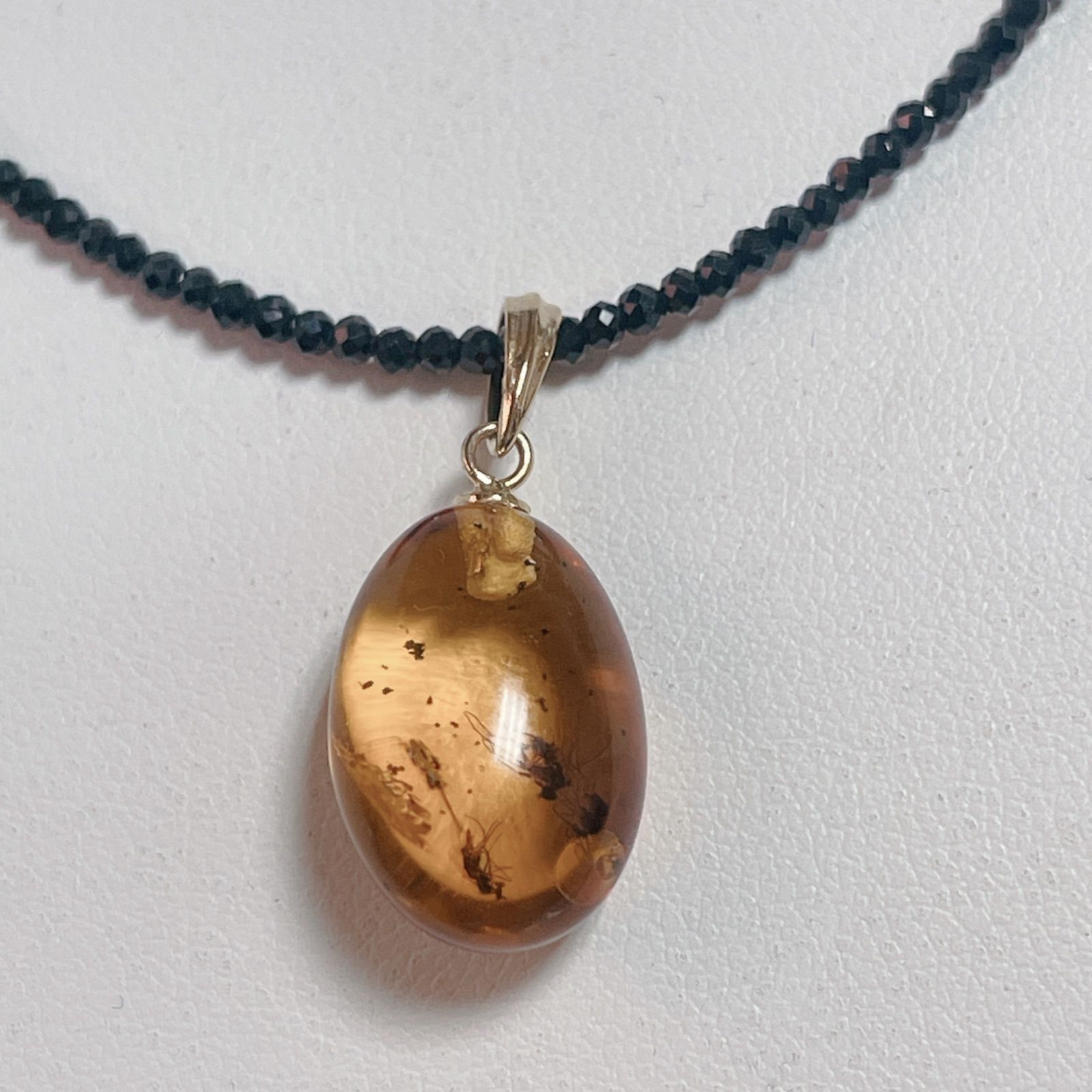 琥珀虫入りペンダントブラックスピネルネックレスNO25-2407