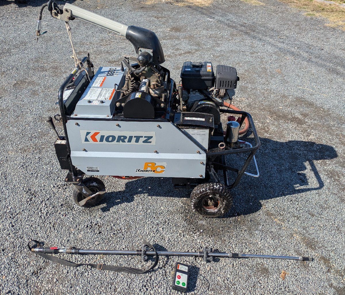 鹿児島発 共立 ラジコン自走式整列巻き取り動噴 VRS 550 3です 写真の切り替え畦畔ノズル付きです