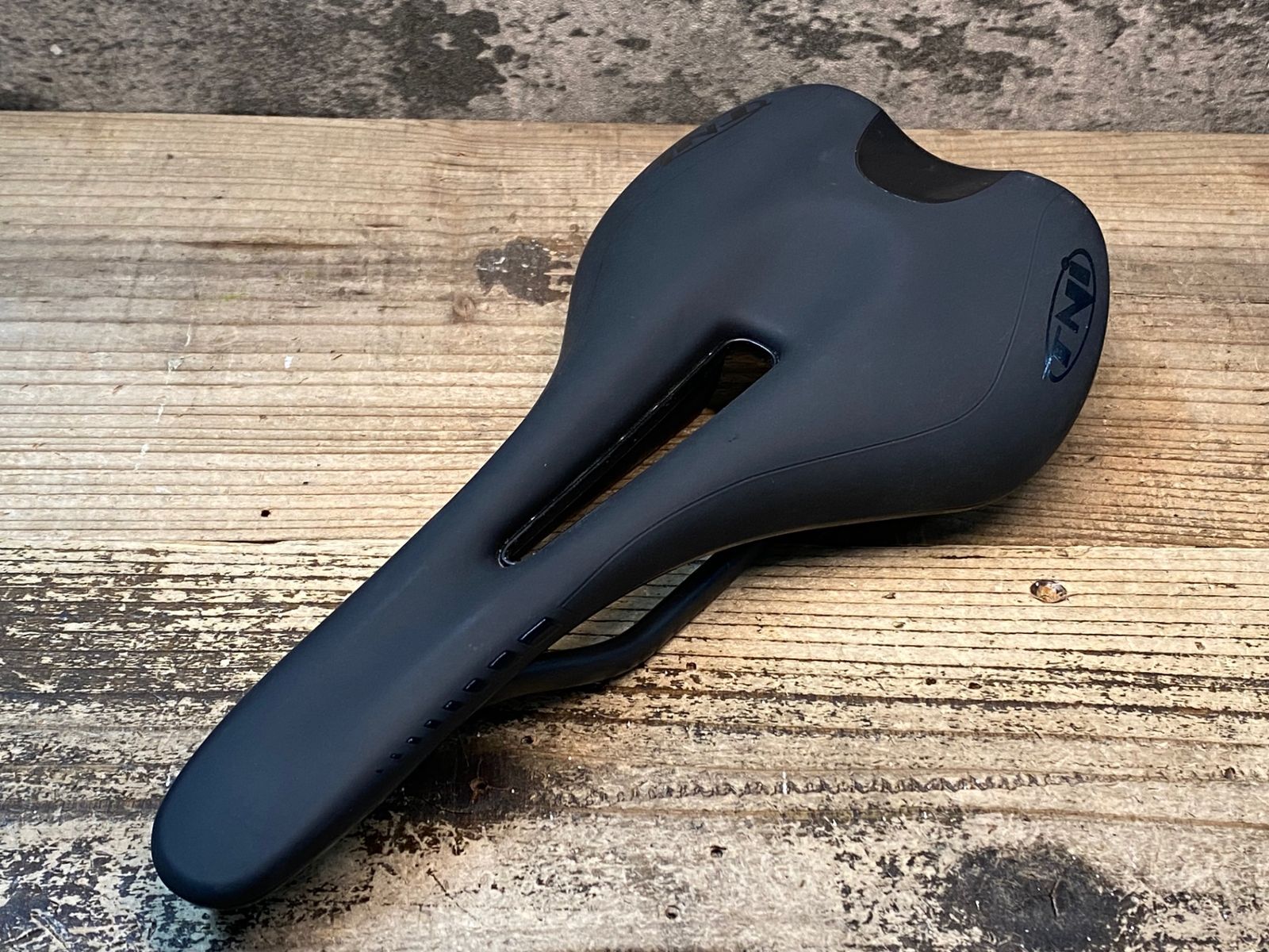 自転車 JP321 TNi スリム Slim サドル 黒 carbonレール