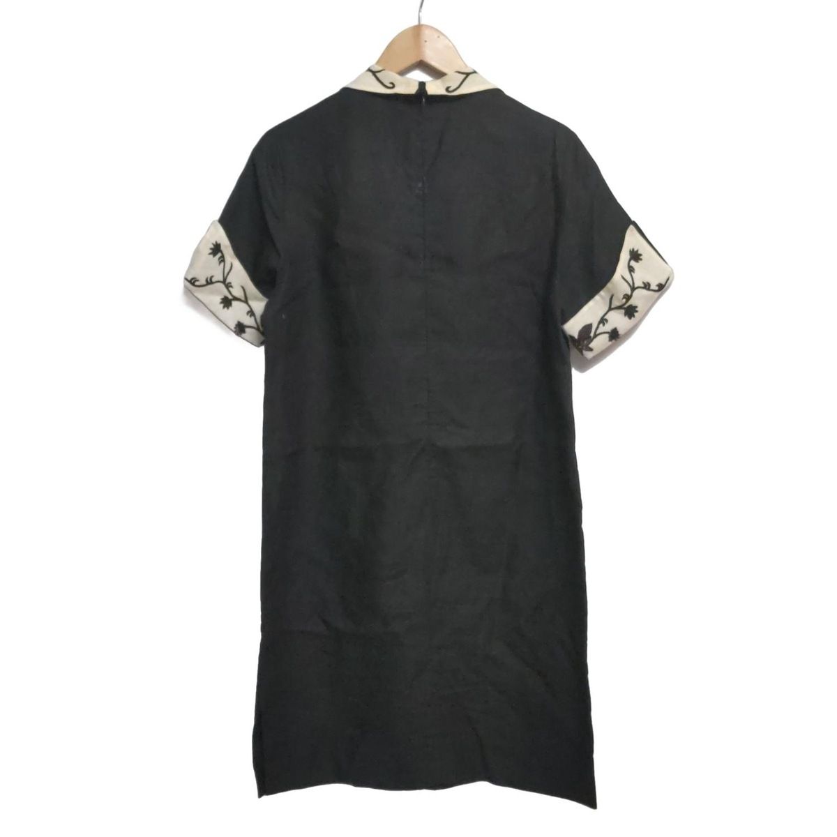 FENDI フェンディ ワンピース サイズ44 L レディース 黒 白 Vネック 半袖 ひざ丈 スパンコール